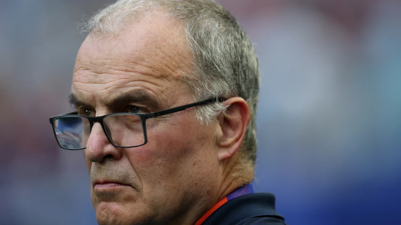 ¡Tensión a pocas horas del partido! Jugadores de Uruguay le habrían pedido cambios a Bielsa