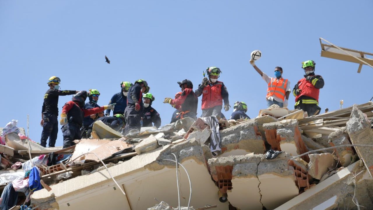 Equipo élite colombiano avanza en el rescate de un menor atrapado en edificio colapsado en La Guaira