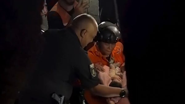 El conmovedor rescate a una madre y su bebé recién nacido bajo los escombros en La Guaira