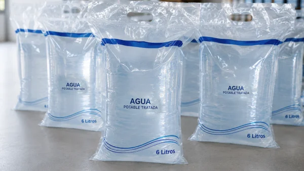 Invima prohíbe comercialización de marca de agua con registro sanitario falso en Colombia