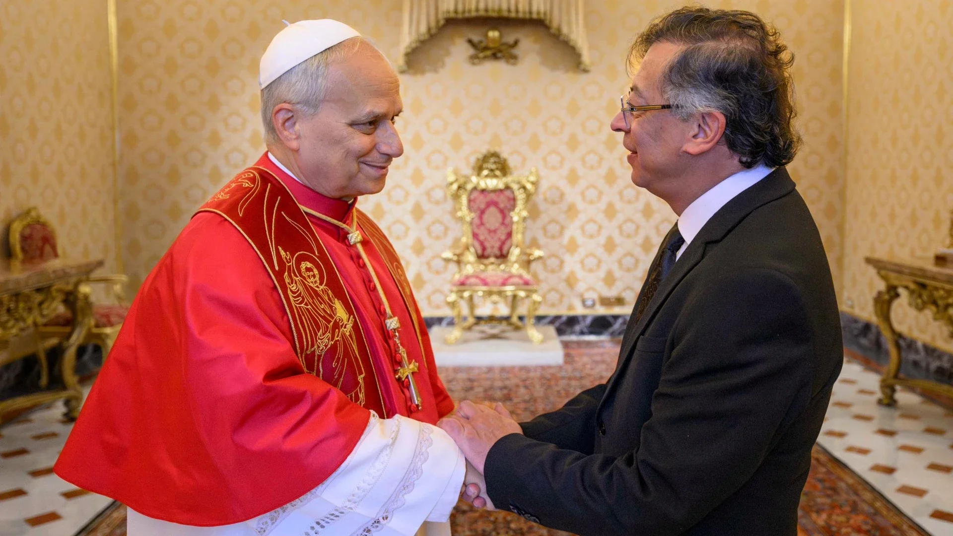 El presidente Petro y el papa León XIV.