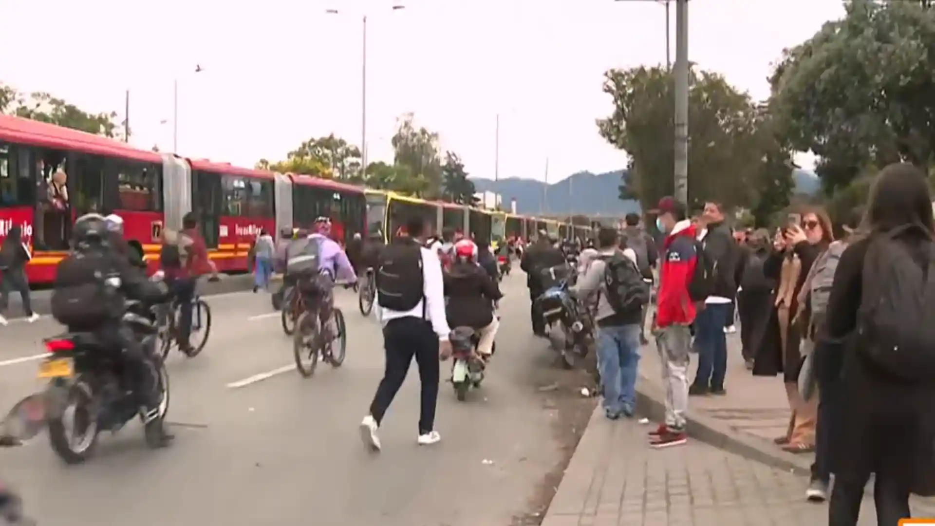 Bloqueo en la Autopista Sur de Bogotá genera caos vehicular y cierre de estaciones de Transmilenio