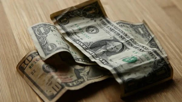 Dólar por debajo de $3.400: quiénes ganan y quiénes pierden con la caída de la divisa Dólar por debajo de $3.400: quiénes ganan y quiénes pierden con la caída de la divisa