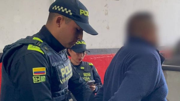 Se disfrazó de vigilante para entrar al apartamento de su expareja en Bogotá: la golpeó, la amarró y la abusó Se disfrazó de vigilante para entrar al apartamento de su expareja en Bogotá: la golpeó, la amarró y la abusó