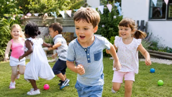 Vacaciones sin pantallas: ¿cuál es la importancia de que los pequeños se desconecten? Vacaciones sin pantallas: ¿cuál es la importancia de que los pequeños se desconecten?