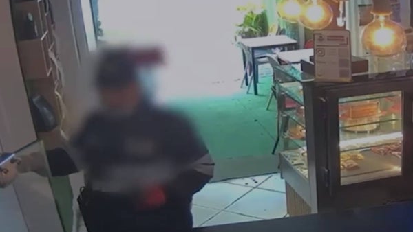 Falso funcionario ingresaba a comercios en Bogotá y terminaba saqueándolos: todo quedó en cámaras Falso funcionario ingresaba a comercios en Bogotá y terminaba saqueándolos: todo quedó en cámaras