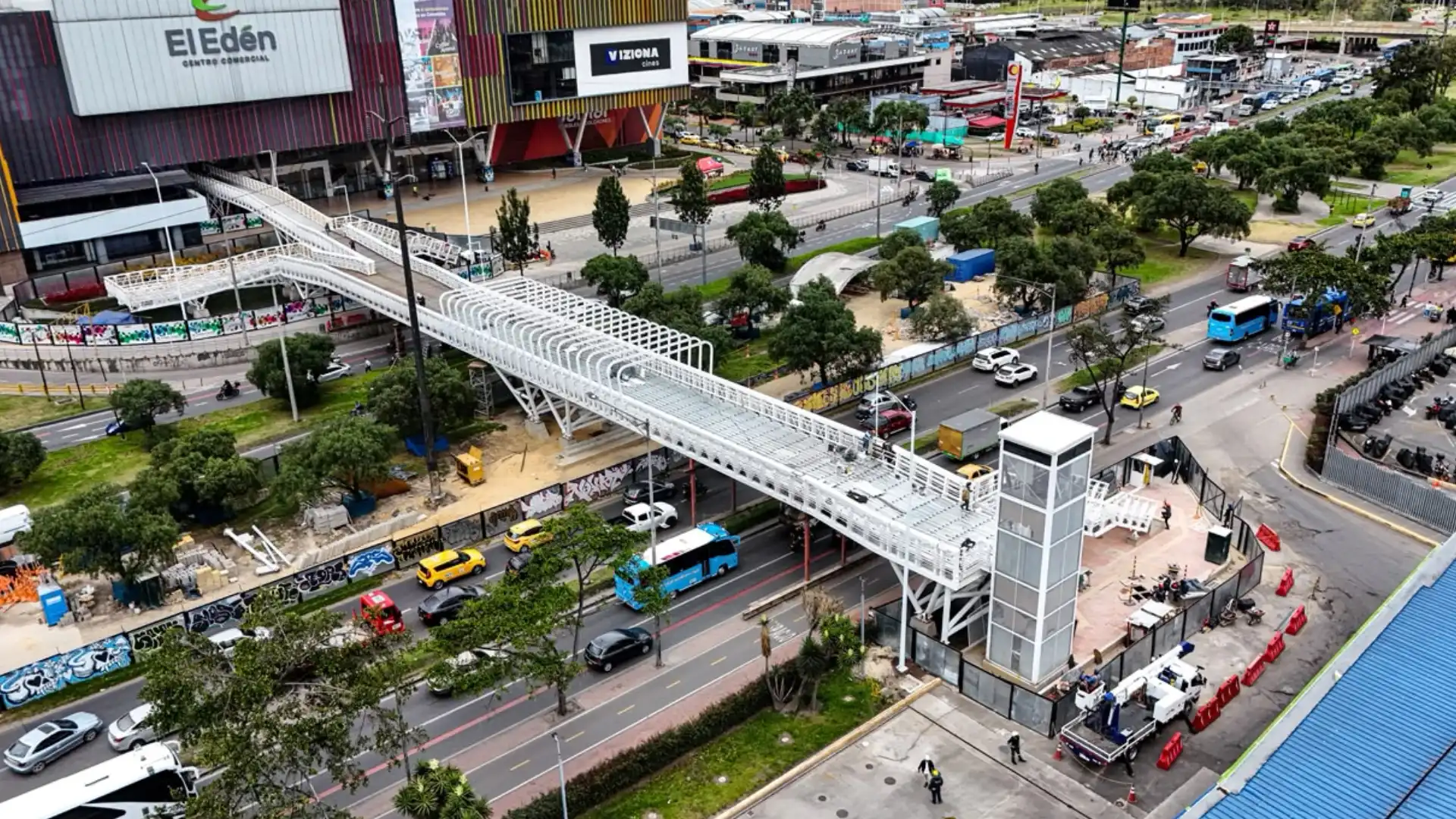 Puente en el centro comercial El Edén en Bogotá.