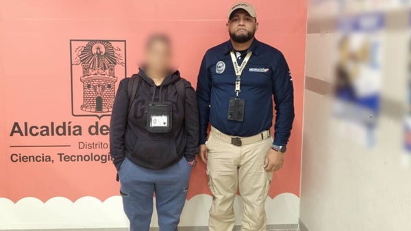 Mujer estadounidense señalada de cometer delitos sexuales con menores fue inadmitida en Medellín