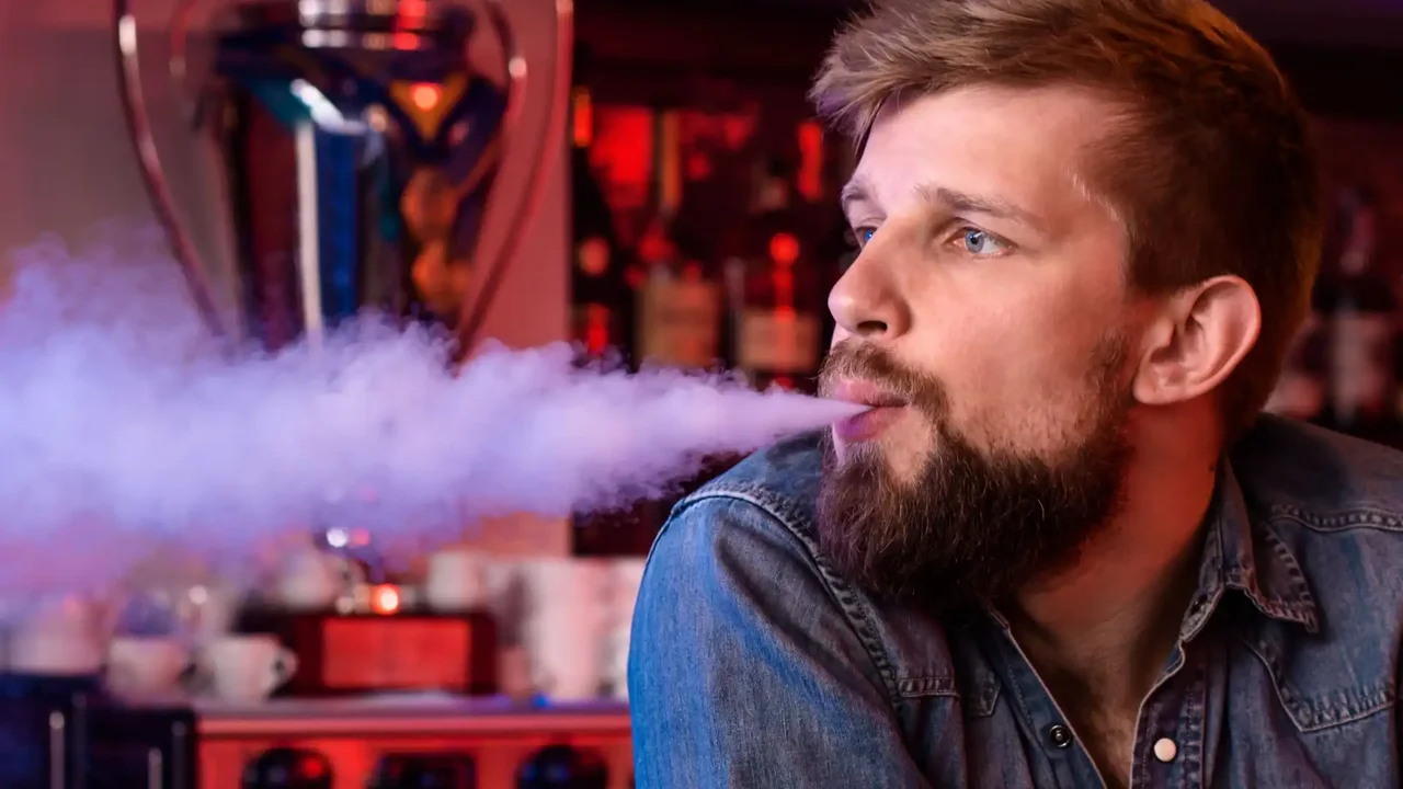 se puede vapear en bares Esta es la millonaria multa por espacios cerrados en Colombia (Ley 2354) Variation:Strawberry disposables vapes raz luxury vape flavors