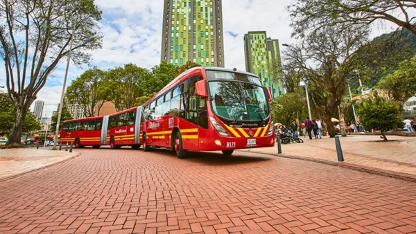 Usuarios de Transmilenio deberán ajustar sus recorridos por estos cambios en rutas y vagones Usuarios de Transmilenio deberán ajustar sus recorridos por estos cambios en rutas y vagones