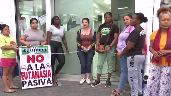 Madres se encadenaron frente a Emssanar pidiendo por la entrega de medicamentos para sus hijos