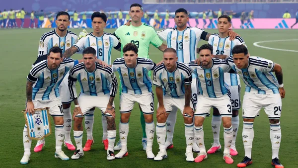 ¿Por qué jugadores de Argentina usan brazalete negro en partido contra Suiza? ¿Por qué jugadores de Argentina usan brazalete negro en partido contra Suiza?