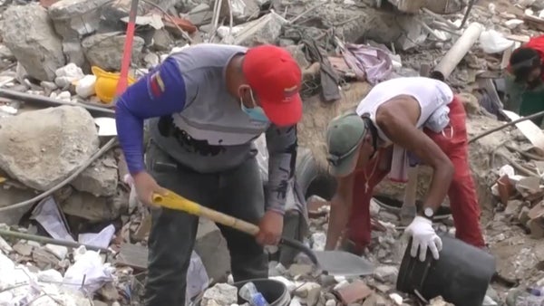 Rescatistas en La Guaira siguen buscando a desaparecidos tras 18 días del terremoto en Venezuela Rescatistas en La Guaira siguen buscando a desaparecidos tras 18 días del terremoto en Venezuela