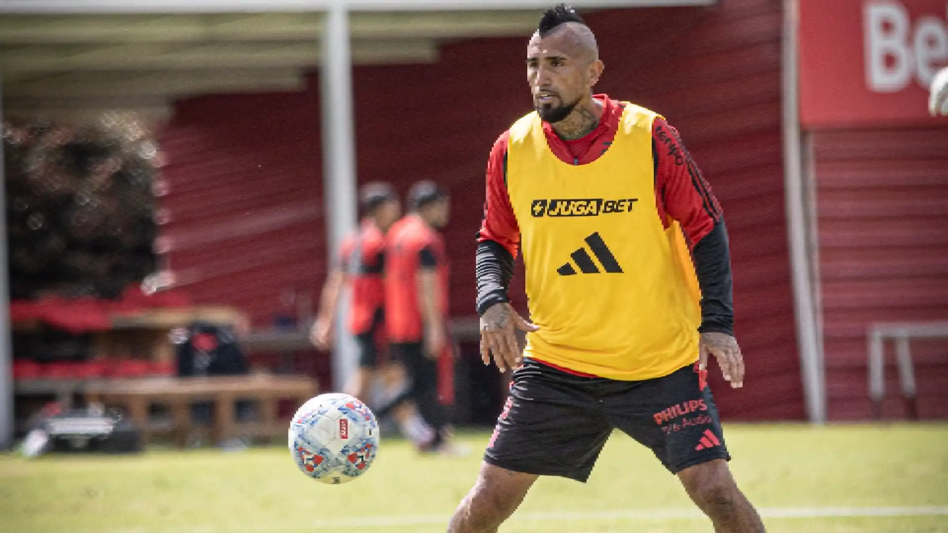 Arturo Vidal en la sede de Santa Fe