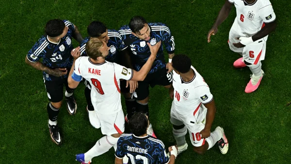 Ni los himnos se salvaron: argentinos e ingleses protagonizaron un fuerte cruce Ni los himnos se salvaron: argentinos e ingleses protagonizaron un fuerte cruce
