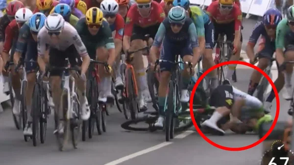 Caída masiva en el Tour de Francia dejó afectado a un colombiano: así se vivió el duro momento