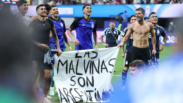 Reino Unido pide a la FIFA investigar pancarta de Argentina sobre Malvinas