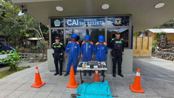 Capturados falsos operarios en Teusaquillo: hurtaban redes de telecomunicaciones Capturados falsos operarios en Teusaquillo: hurtaban redes de telecomunicaciones