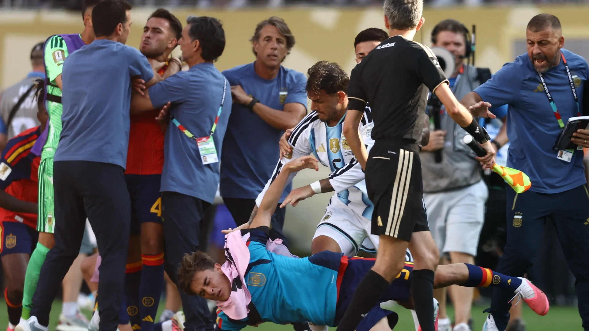 video roberto ayala argentina golpeando en la cara dani olmo mundial