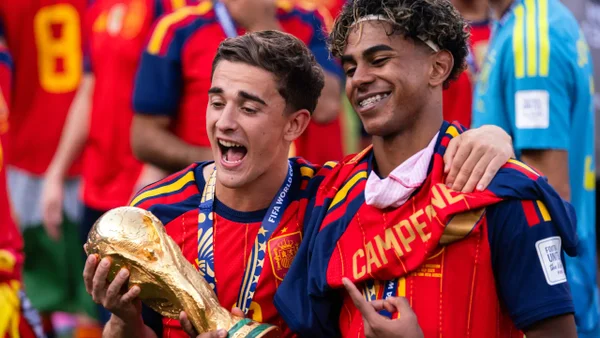 España se llevó una Copa del Mundo en una bolsa de plástico y todo quedó grabado España se llevó una Copa del Mundo en una bolsa de plástico y todo quedó grabado