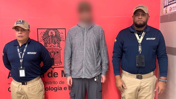 Hombre llegó a Medellín con una maleta sospechosa y Migración Colombia no lo dejó entrar: ¿qué tenía?