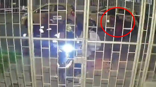Ladrón se hacía pasar por domiciliario para robar a sus víctimas con una pistola en Bogotá Ladrón se hacía pasar por domiciliario para robar a sus víctimas con una pistola en Bogotá