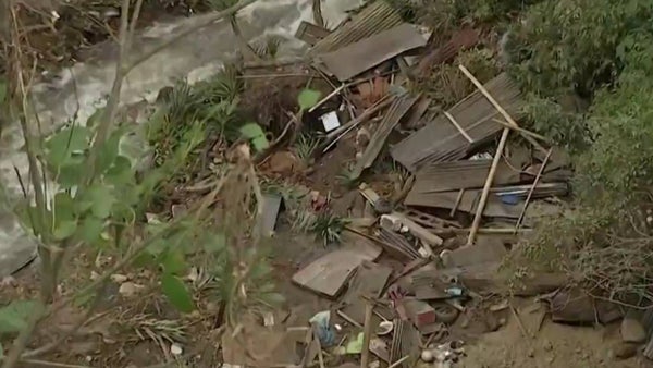 Familia escapó de milagro antes de que su casa cayera más de 100 metros al vacío en Cajamarca Familia escapó de milagro antes de que su casa cayera más de 100 metros al vacío en Cajamarca