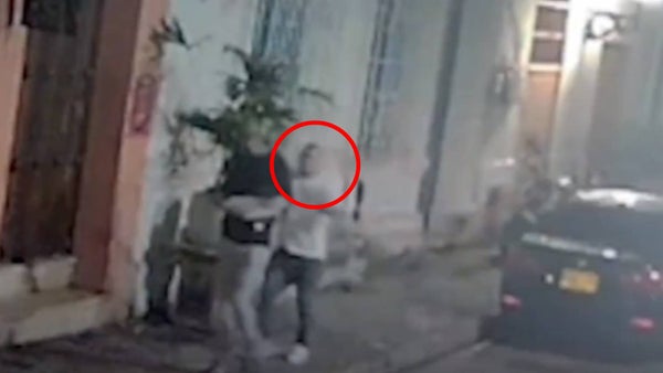 VIDEO | Cámaras captaron cómo delincuentes siguieron a un extranjero hasta robarlo en Cartagena