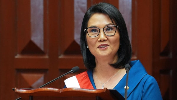 Keiko Fujimori asume la presidencia de Perú con promesas de mano dura