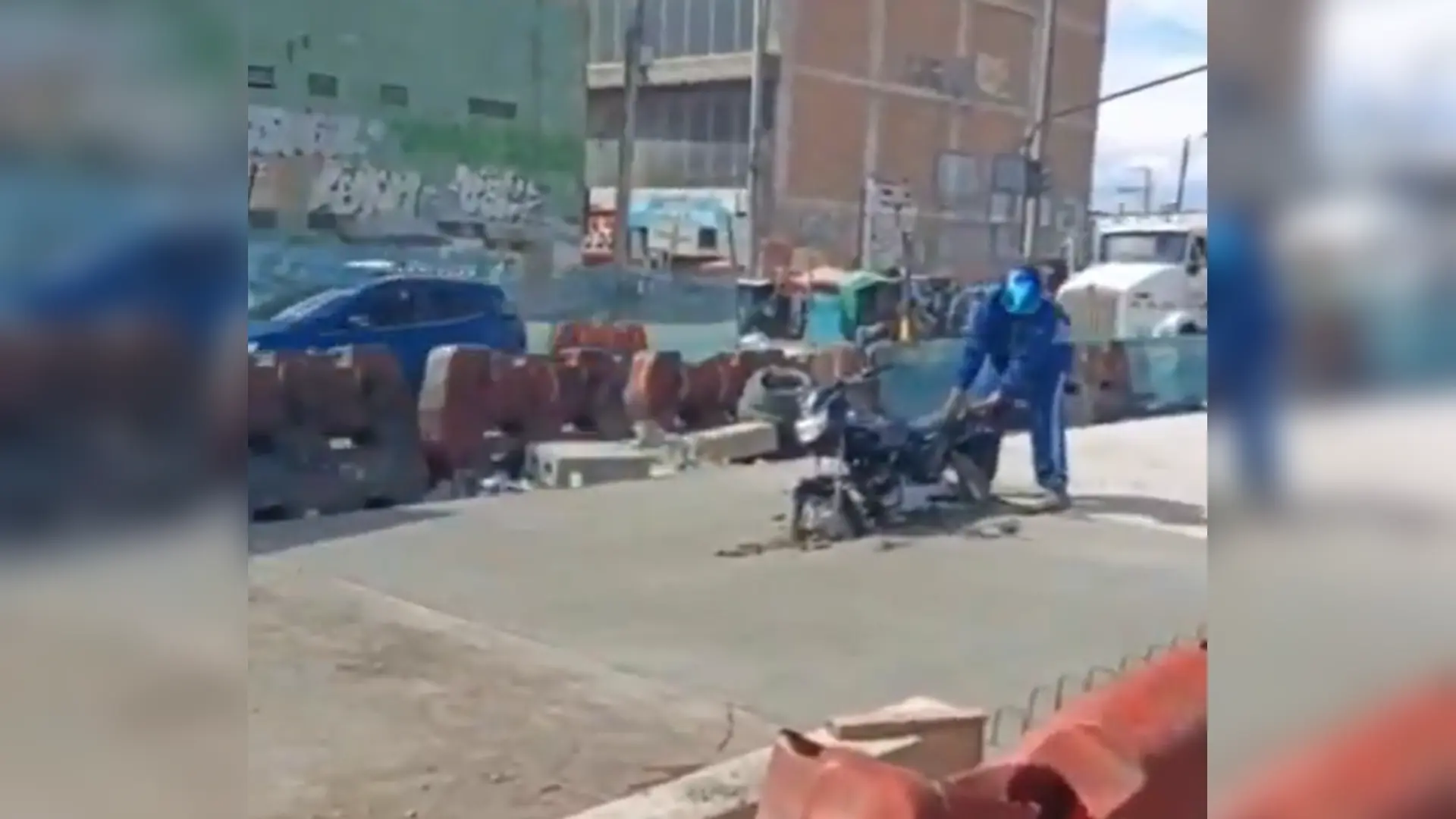 Moto terminó en cemento fresco