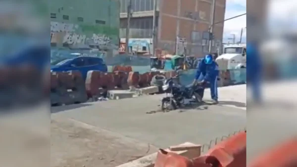 Motociclista cayó sobre cemento fresco tras meterse a vía cerrada en Soacha: video es viral
