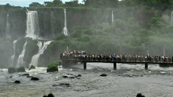 Turista murió tras el vuelco de una embarcación en las Cataratas del Iguazú Turista murió tras el vuelco de una embarcación en las Cataratas del Iguazú