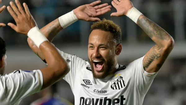 Jugador colombiano le robó un beso a Neymar y todo quedó grabado: así reaccionó el brasilero Jugador colombiano le robó un beso a Neymar y todo quedó grabado: así reaccionó el brasilero