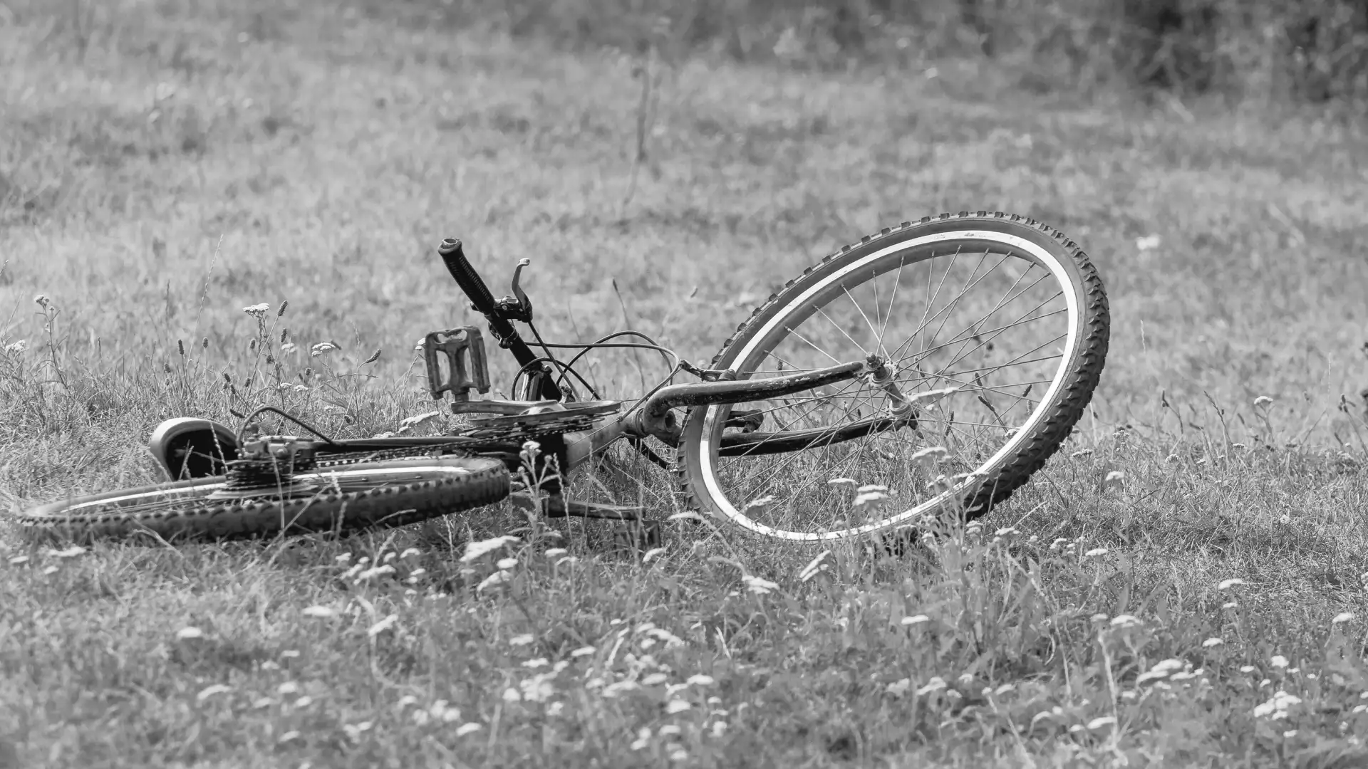 Bicicleta caída en el suelo