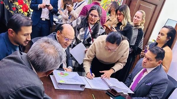 Gobierno radica presupuesto 2027 por $575,6 billones, 27 % del PIB Gobierno radica presupuesto 2027 por $575,6 billones, 27 % del PIB