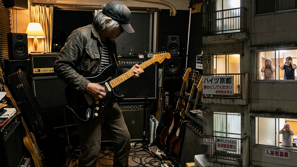 Por no dejar dormir a sus vecinos, japonés que tocaba la guitarra fue enviado a prisión