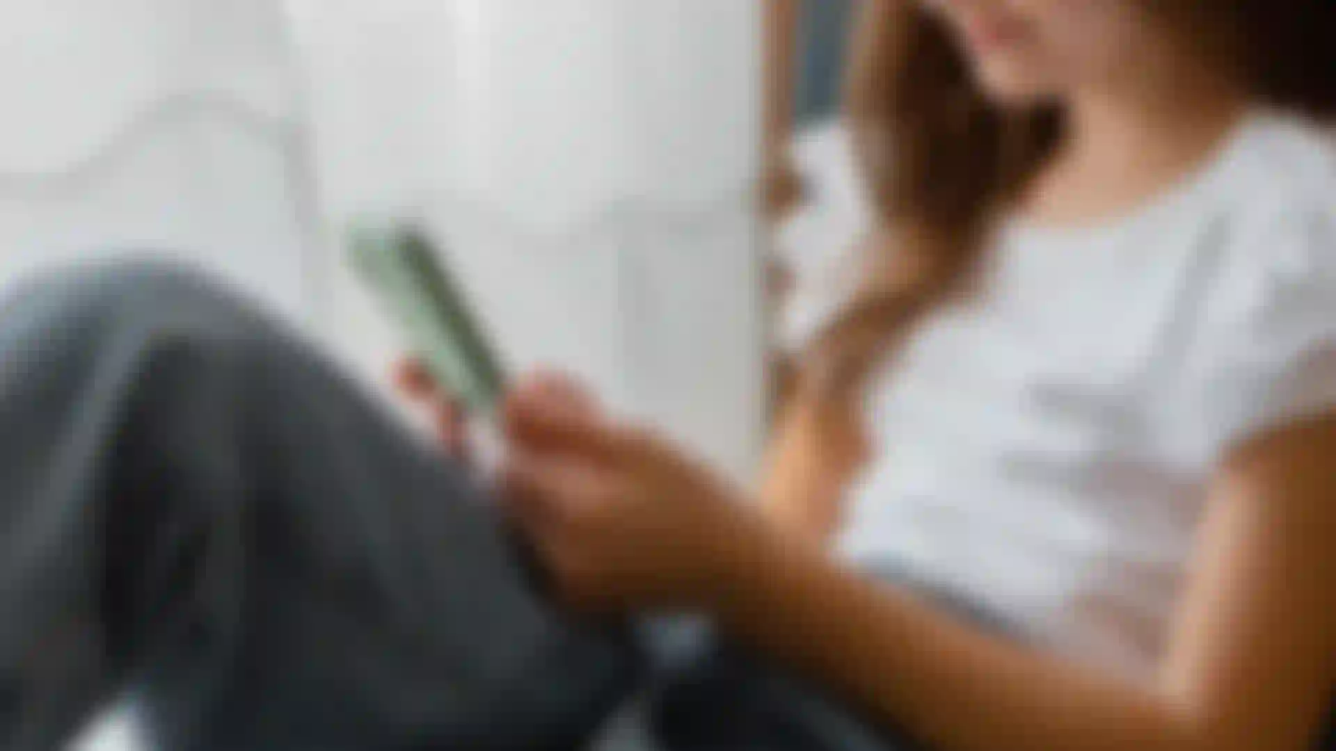 Engañaban a niños con IA por redes sociales y los obligaban a enviar videos sexuales: cayeron explotadores