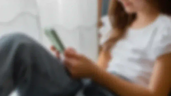 Engañaban a niños con IA por redes sociales y los obligaban a enviar videos sexuales: cayeron explotadores