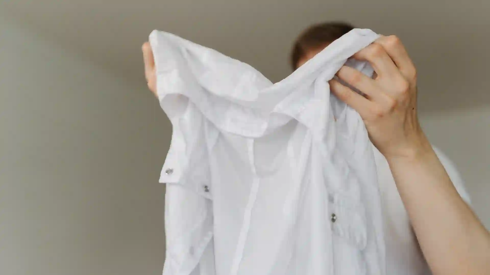 ¿Cómo quitar manchas difíciles en la ropa blanca? Trucos caseros que no fallan