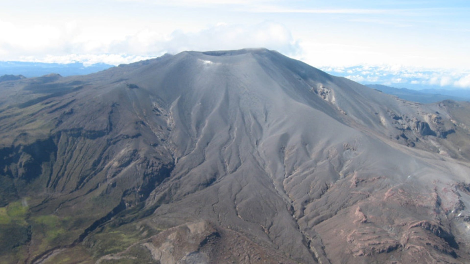 Alerta naranja en el volcán Puracé por incremento de actividad sísmica y emisiones de ceniza