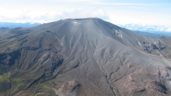 Alerta naranja en el volcán Puracé por incremento de actividad sísmica y emisiones de ceniza Alerta naranja en el volcán Puracé por incremento de actividad sísmica y emisiones de ceniza