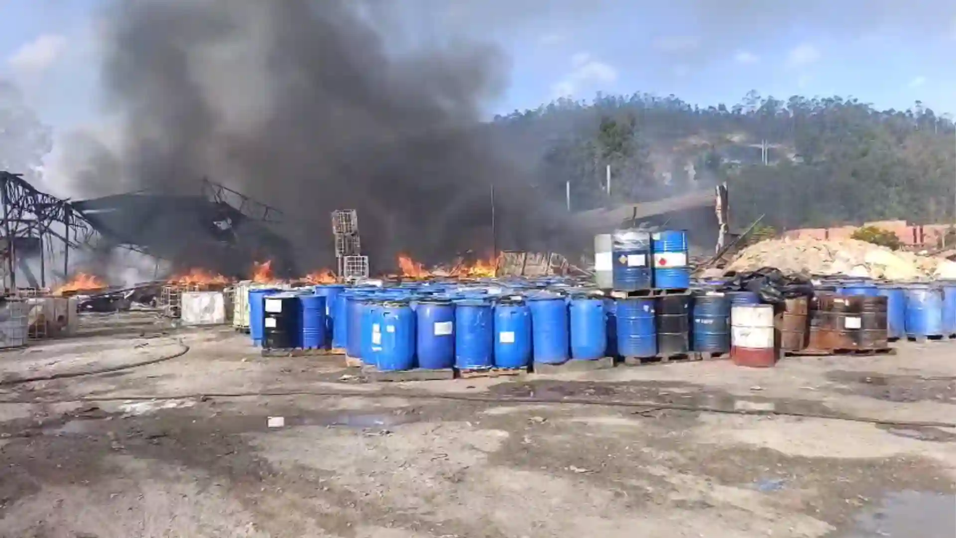 Grave incendio forestal en Soacha se extendió y destruyó una fábrica