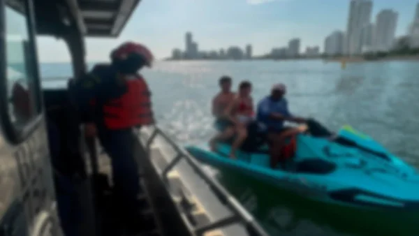 Rescatan a dos jóvenes que quedaron a la deriva en la bahía de Cartagena Rescatan a dos jóvenes que quedaron a la deriva en la bahía de Cartagena