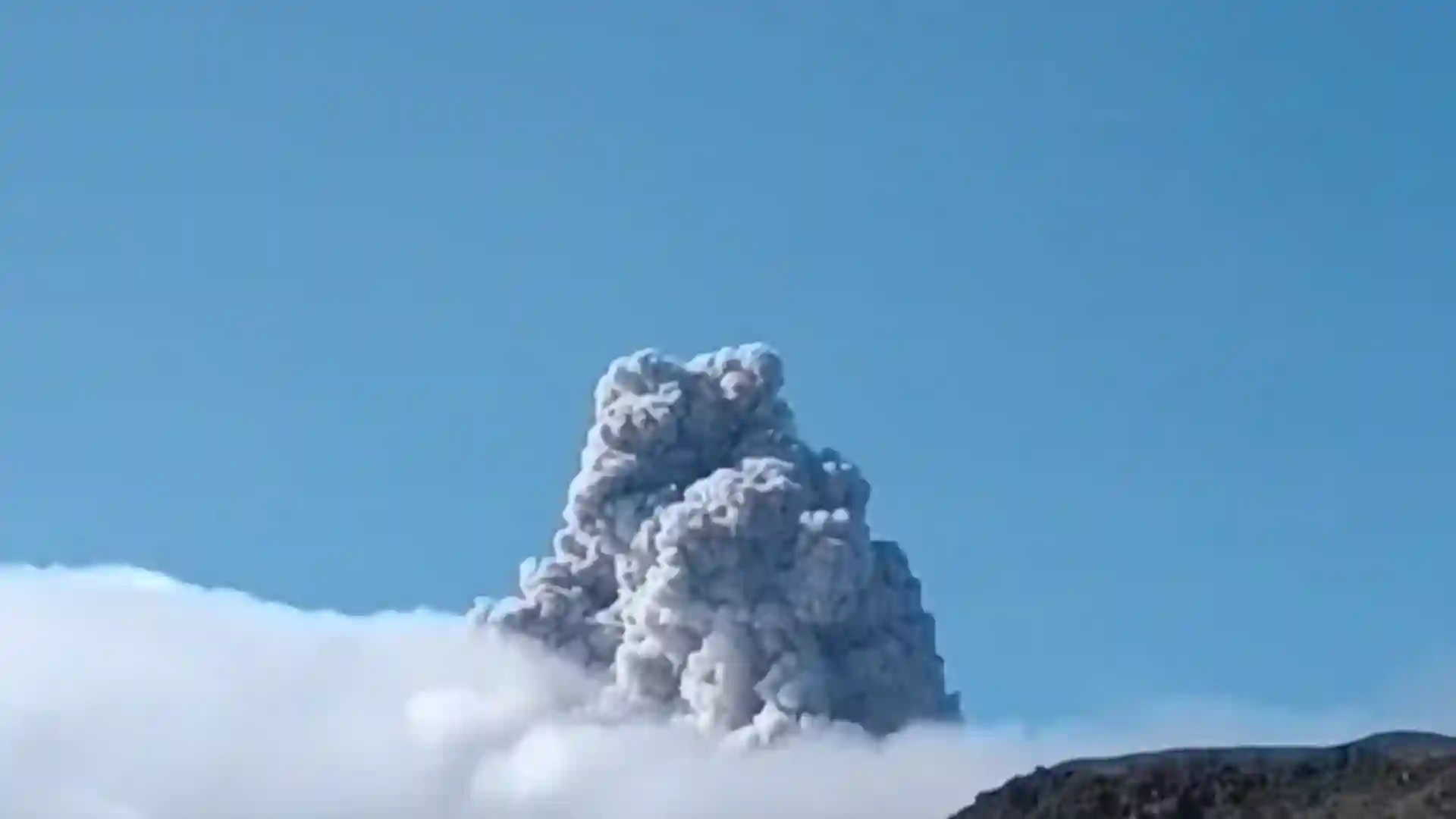 Calamidad pública por actividad del volcán Puracé que deja un pueblo cubierto de ceniza