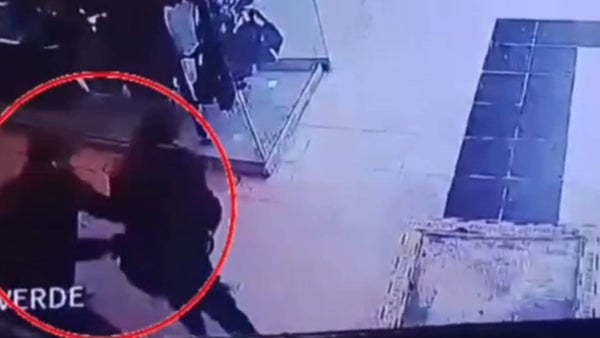 VIDEO | Hombre atacó con gas pimienta a una mujer para cometer un millonario robo en Bogotá VIDEO | Hombre atacó con gas pimienta a una mujer para cometer un millonario robo en Bogotá