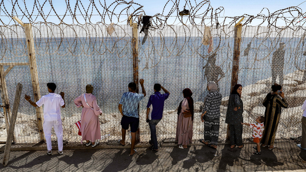 Dos niños migrantes llegaron amarrados a un flotador y sin supervisión a Ceuta, España Dos niños migrantes llegaron amarrados a un flotador y sin supervisión a Ceuta, España