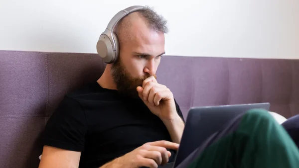 ¿Audífonos a alto volumen? La razón por la que sus oídos están envejeciendo