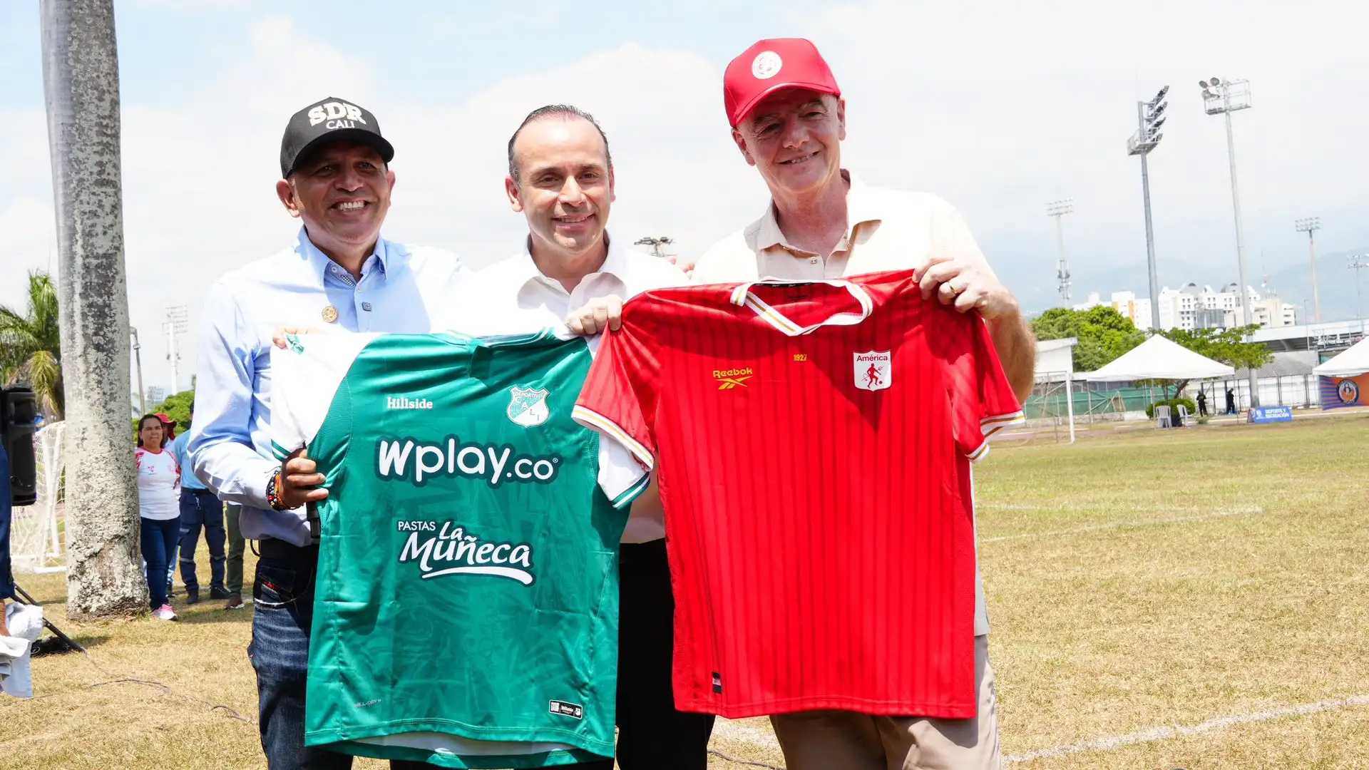 Gianni Infantino Alejandro Eder camisetas de América y Deportivo Cali