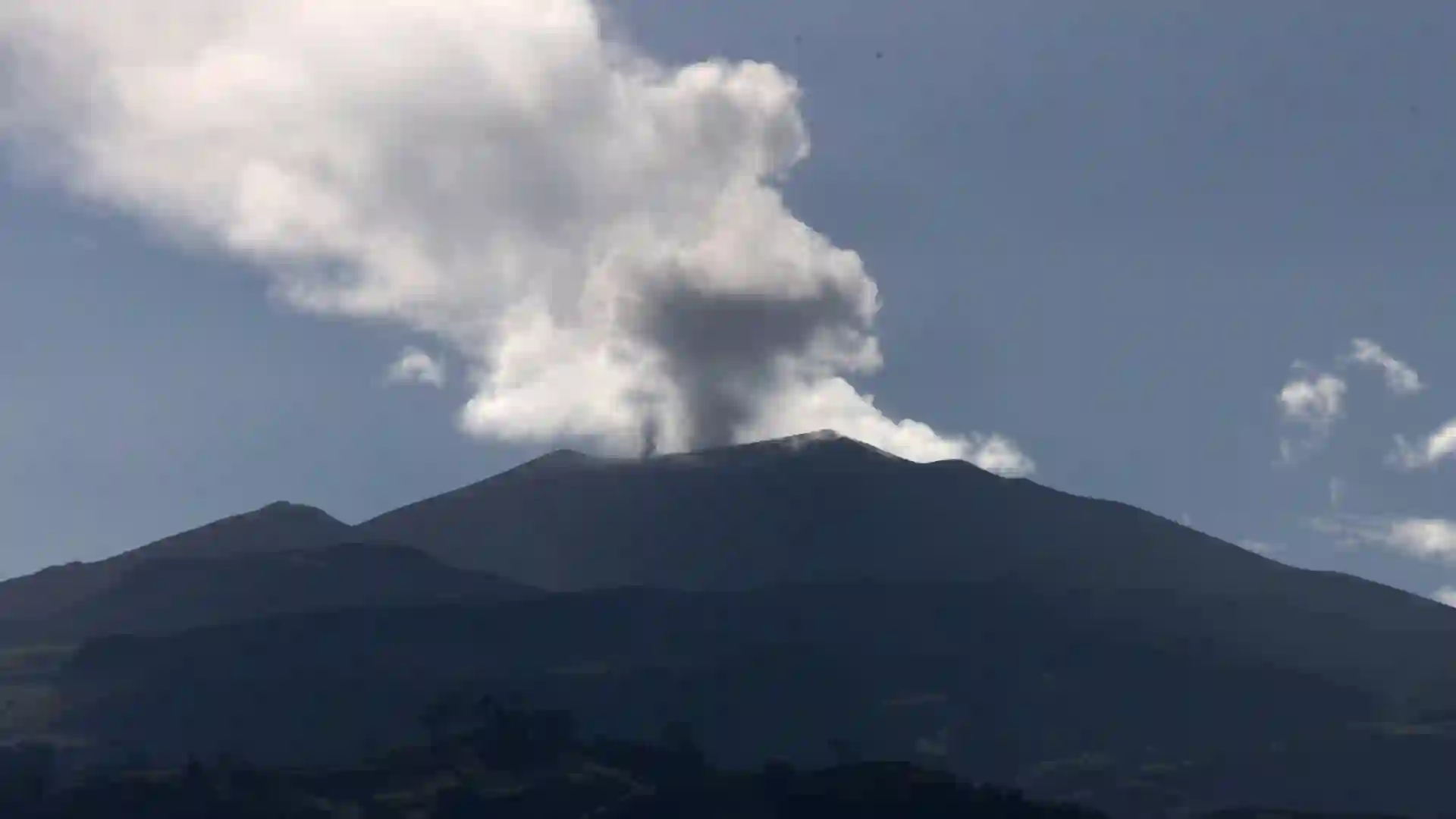 Descartan alerta roja por emisiones de ceniza del volcán Puracé que supera los 700 metros