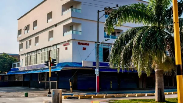 Impresionantes imágenes del momento en el que colapsa infraestructura de la Notaría 20 de Cali Impresionantes imágenes del momento en el que colapsa infraestructura de la Notaría 20 de Cali
